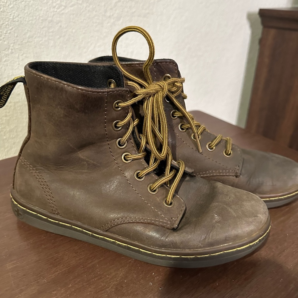 DOC MARTENS brown, like new, grunge, great winter boots